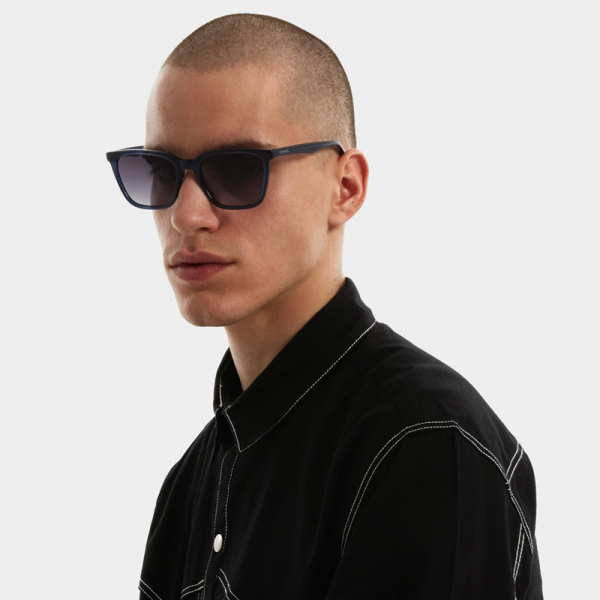 Komono  Sonnenbrille Jay Navy, Gestell blau, Spruch auf Innenseite der Bügel, Gläser smokegrau, Rückseite