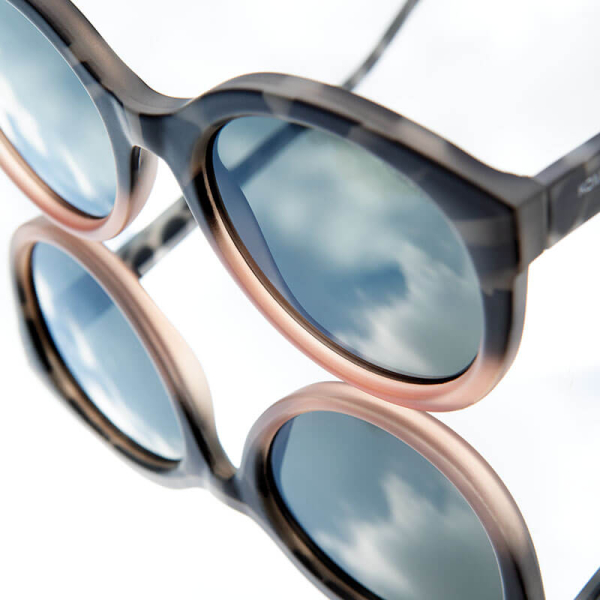 Komono Sunglasses Ellis sundown, solid smoke lenses cat-eye, style
