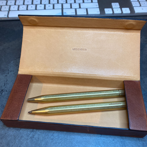 Legendaer Kugelschreiber Twyst aus Messing, in einem Leder Etui