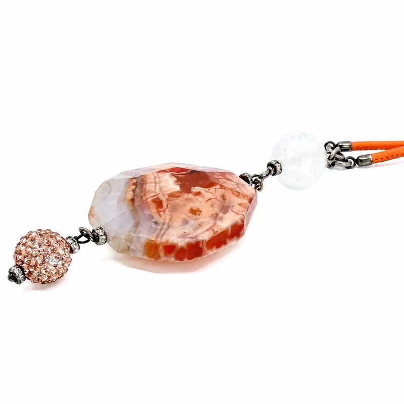 Nahaufnahme des facettierten Erdbeerquarz Anhängers mit Maserung in Rosé, Creme und Orangebraun