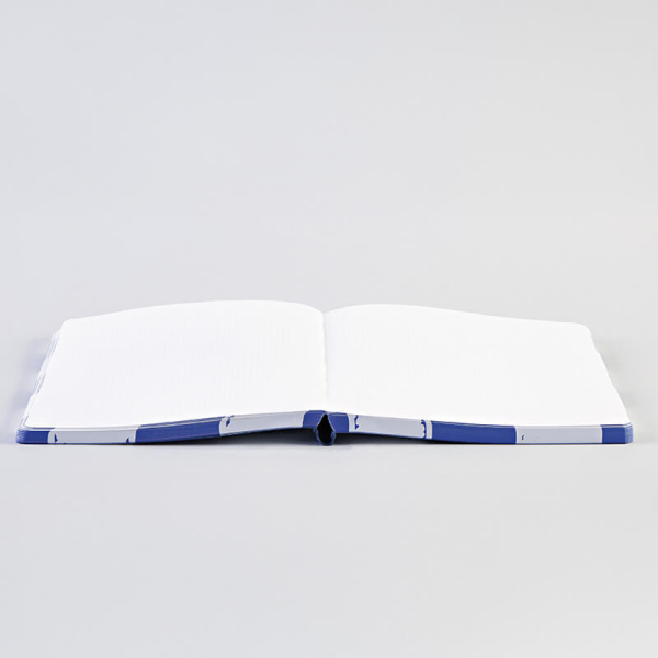 Nuuna, Notizbuch,Flex-Cover aus recyceltem Leder Seiten Punktraster, blau und weiss, bedruckt hangezeichnete Karos, geöffnet