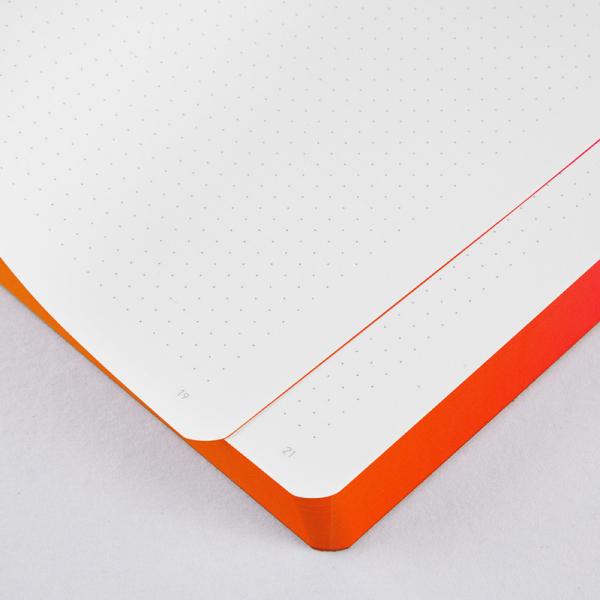 Nuuna, Notizbuch, Burn Flex-Cover aus recyceltem Leder Seiten minidots, Print pink -orange verlaufend HotHot Papier detail