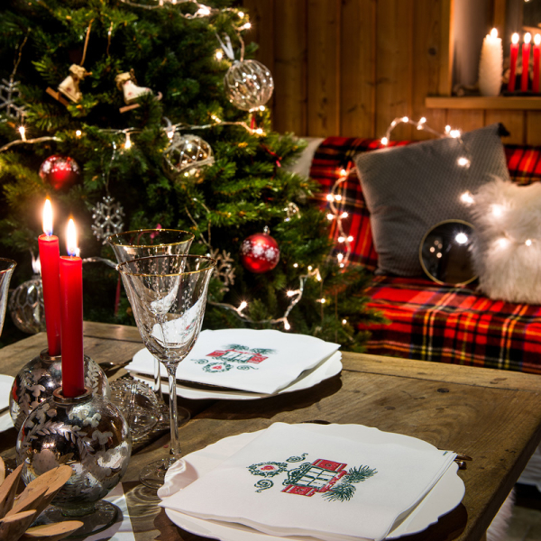 Paviot weiße Servietten bedruckt mit Chalet Motiv in grün und rot, style