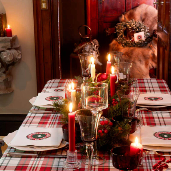 Paviot Servietten Cerf Brodé, red, green with white deer, style table
