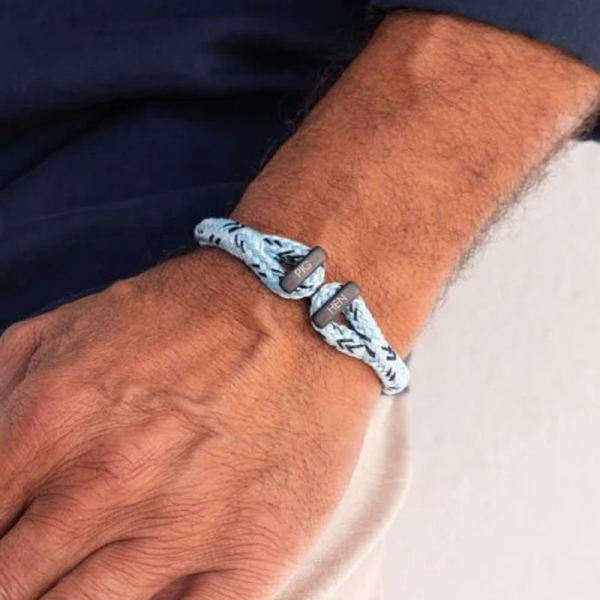 Pig & Hen Armband Icy Ike mit Schackelverschluss,  sky-blue navy | black geflochtenes Nylon, style