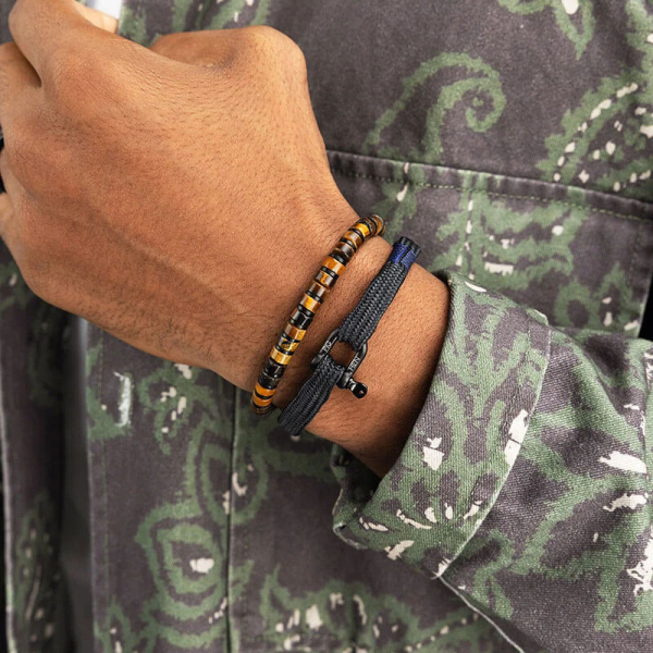 Pig&Hen, Vicious Vick Armband mit Schackelverschluss, geflochtenes Nylon, schwarz-schwarz style