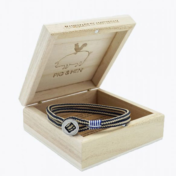Pig & Hen Armband Don Dino navy-sand geflochtenes Nylon, Geschenkbox, geöffnet