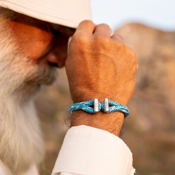 Pig & Hen Armband Icy Ike mit Schackelverschluss, geflochtenes Nylon, light blue-ivory, top