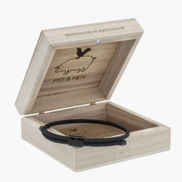 Pig&Hen, Armband Little Lewis, Segeltau schwarz, Verschluß schwarz, Holz Geschnkbox