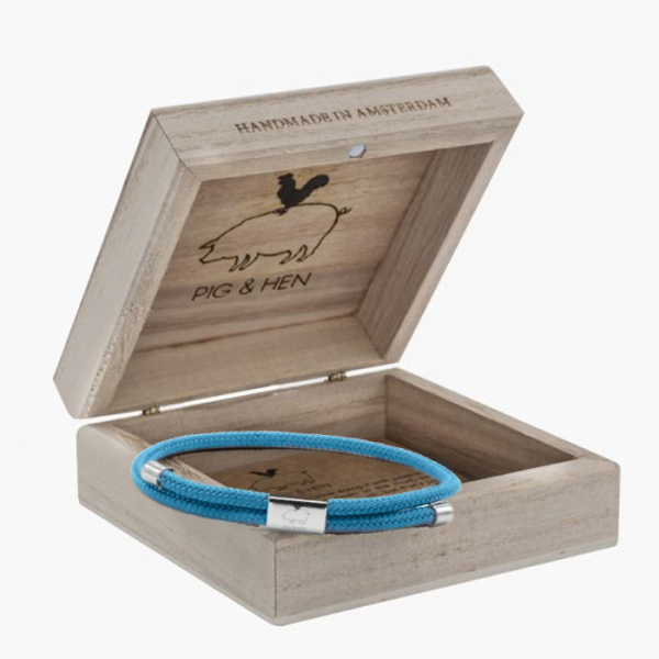 Pig&Hen, Armband Little Lewis, Segeltau hellblau, Verschluß silber, Holz Geschnkbox