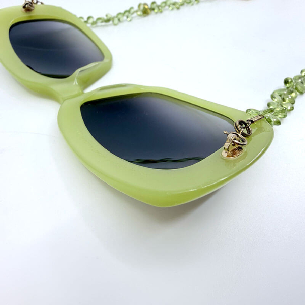 Raffaella di Montalban Sonnenbrille Prisma grün, grüner Rahmen, Gläser getönt, Schmuckbügel grün, back