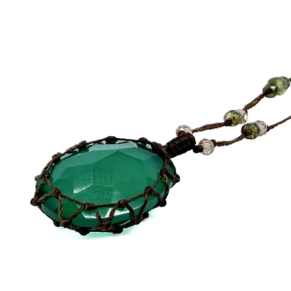 Grüner Onyx im Fadennetz mit farbigen Steinperlen, Sharing Bijoux Tibet
