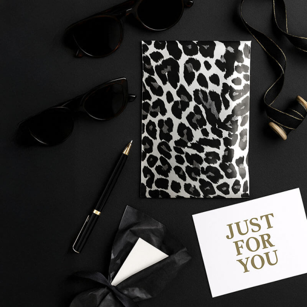 SNAZZY BAG Briefumschlag Leo, Material Metall Folie Farbe schwarz-grau-silber Größe DIN Lang • Innen B 10,8 cm • L 22 cm Ausstattung undurchsichtig • Selbstklebeverschluss, style