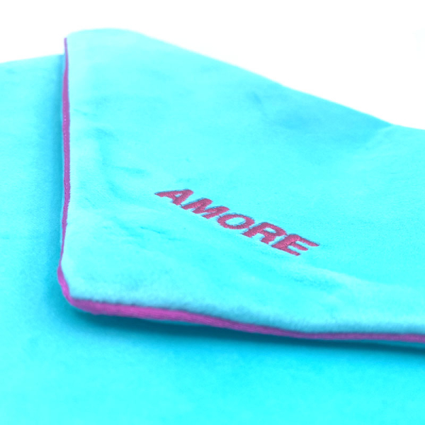 Sorbet Island, Velvet Envelope Bag, Unterarm Clutch türkis, Stickerei neon pink Amore, detail
