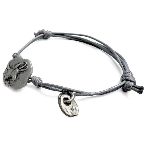 Verstellbares graues Armband von S Punkt Spangemacher mit Gamsbock, Seitenansicht
