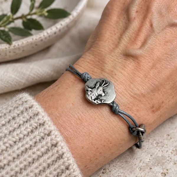 Graues Gamsbock-Armband von S Punkt Spangemacher am Handgelenk getragen, style, Hintergrund KI-Visualisierung