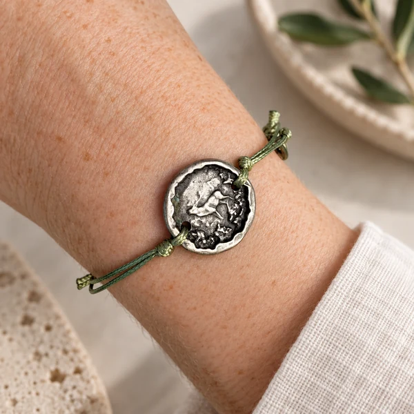 S Punkt Spangemacher grünes Hirsch-Armband mit rundem Medaillon am Handgelenk, style, Hintergrund KI-Visualisierung