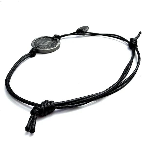 Verstellbares schwarzes Kordelarmband von S Punkt Spangemacher von der Seite
