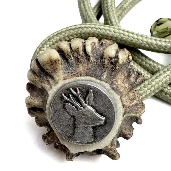 Detail natürliche Rehrose mit antiksilberfarbenem Rehbock Emblem