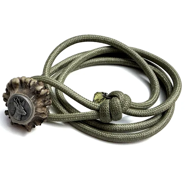Grünes Rehrose Wickelarmband mit Rehbock, Kordel ausgebreitet