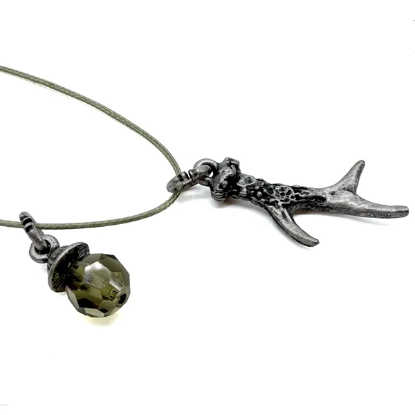 Schräge Ansicht der Horngabel mit narbiger Oberfläche und gekörntem Kranz