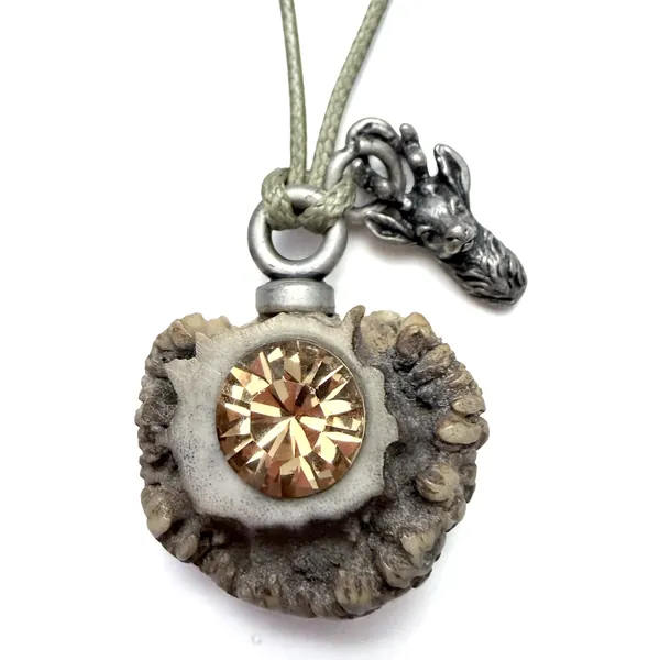 Rehrose mit honigfarbenem facettiertem Swarovski Stein und altsilberfarbenem Hirschkopf