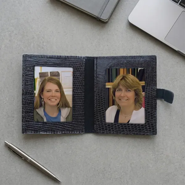 Album Bella, small leather photocase in black for 2 photos, style