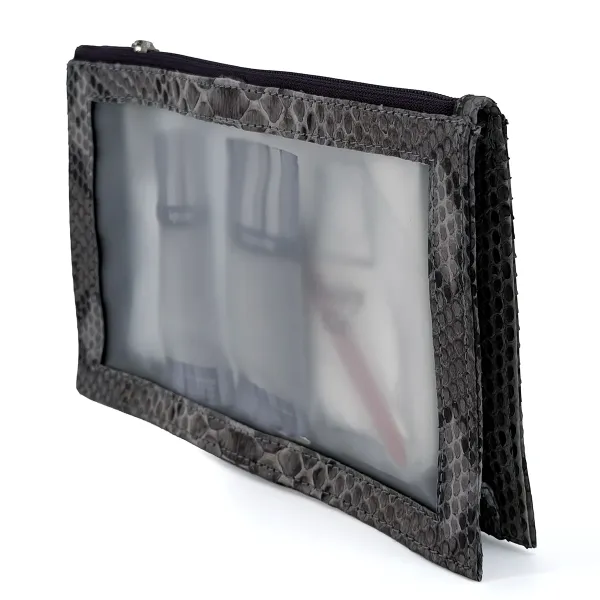 Rückseite der Janice Boarding Bag aus transparentem Material mit Einfassung aus grauem Schlangenleder.