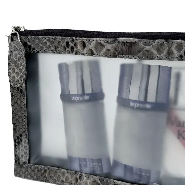 Detailaufnahme der Janice Boarding Bag mit grauem Schlangenleder, Reißverschluss und transparenter Oberfläche, Trixi Gronau