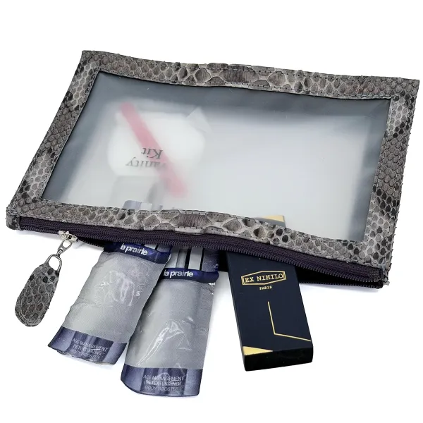 Liegende Janice Boarding Bag aus transparentem Material mit grauem Schlangenleder. mit Produkten