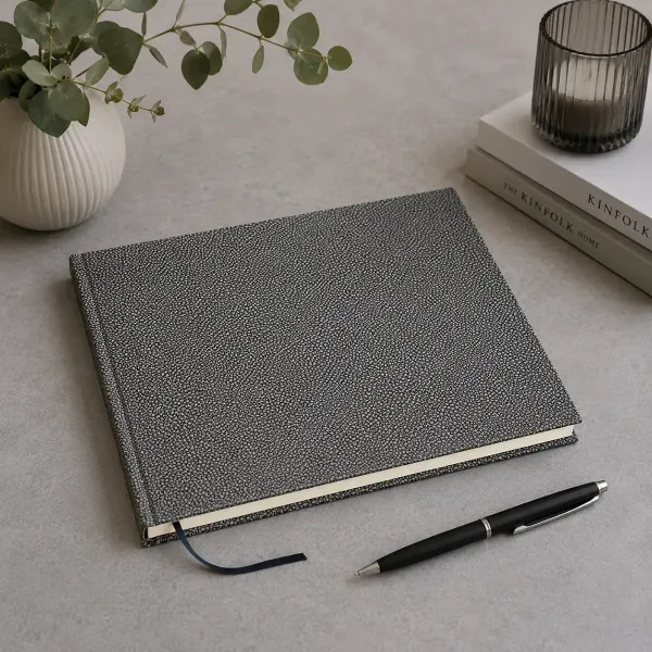 Nane, A4 Gästebuch, Rochen-Prägung grau, Trixi Gronau, style