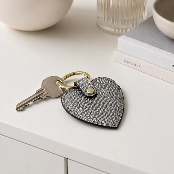 Trixi Gronau SUNNY Saffiano Metallic Gun Schlüsselherz mit Schlüssel auf hellem Sideboard, KI-Visualisierung
