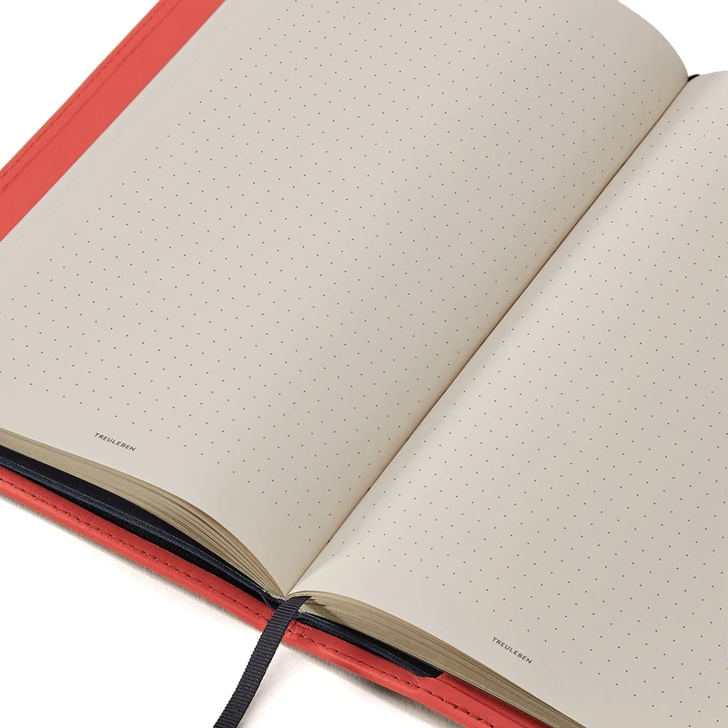 TREULEBEN Journal Refill M dotted, aufgeschlagen mit sandfarbenen Seiten im Punktraster und Lesebändchen