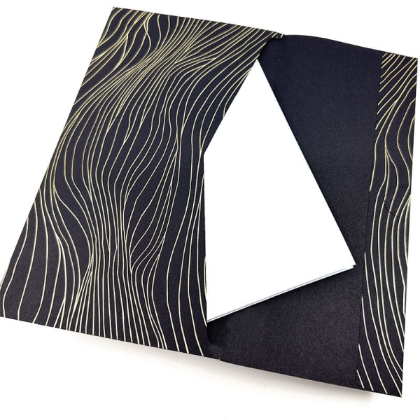 Geschenkumschlag Flow schwarz mit gold Heißfolienprägung, offen mit Karte