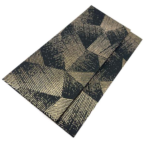 Geschenkumschlag Vance schwarz mit gold Heißfolienprägung, offen mit Karte