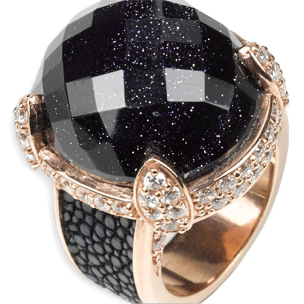 a cuckoo Moment silver cocktailring Manhattan, blue stingray, cabochon sandstone, pink gold plated, close-up view