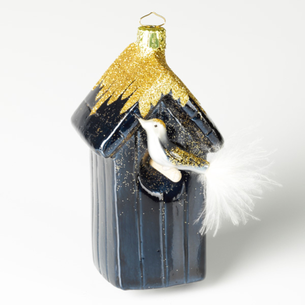 blau-goldener Weihnachtsschmuck als Vogelhaus