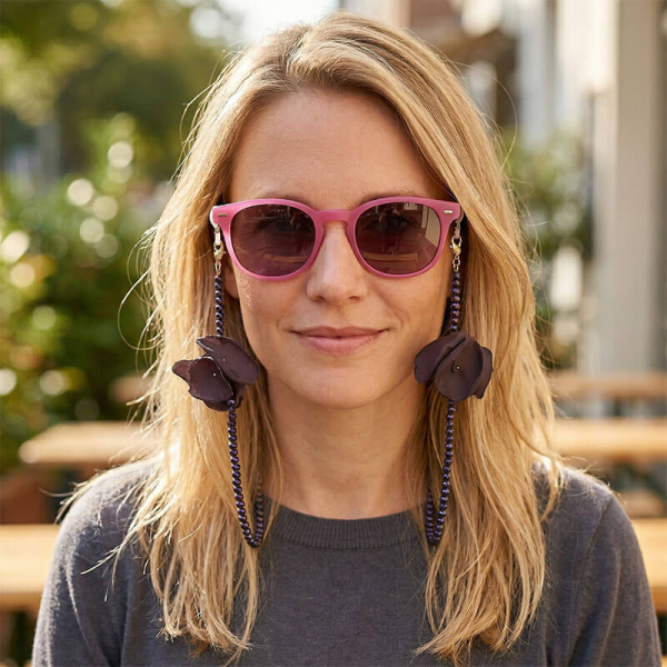 I-Conically- eyeglass chain Can Can purple,  Model sunglasses