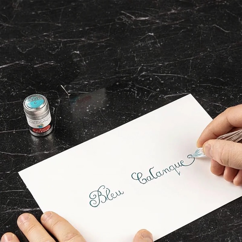 Handschrift mit Jacques Herbin Bleu Calanque Tinte und Glasfeder auf weißem Papier