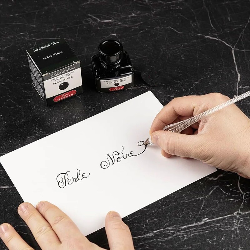 Kalligrafie mit Jacques Herbin Perle Noire schwarzer Tinte und Glasfeder auf weißem Papier