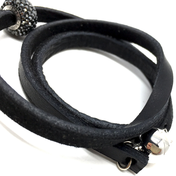 Uli Schneider black leather straß bracelet with black Swarovski Bead and magnetic closure, detail
