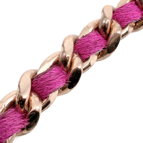 Vain CHOCKER Armband pink rosévergoldet, Detailaufnahme der eingeflochtenen pinken Fellstruktur