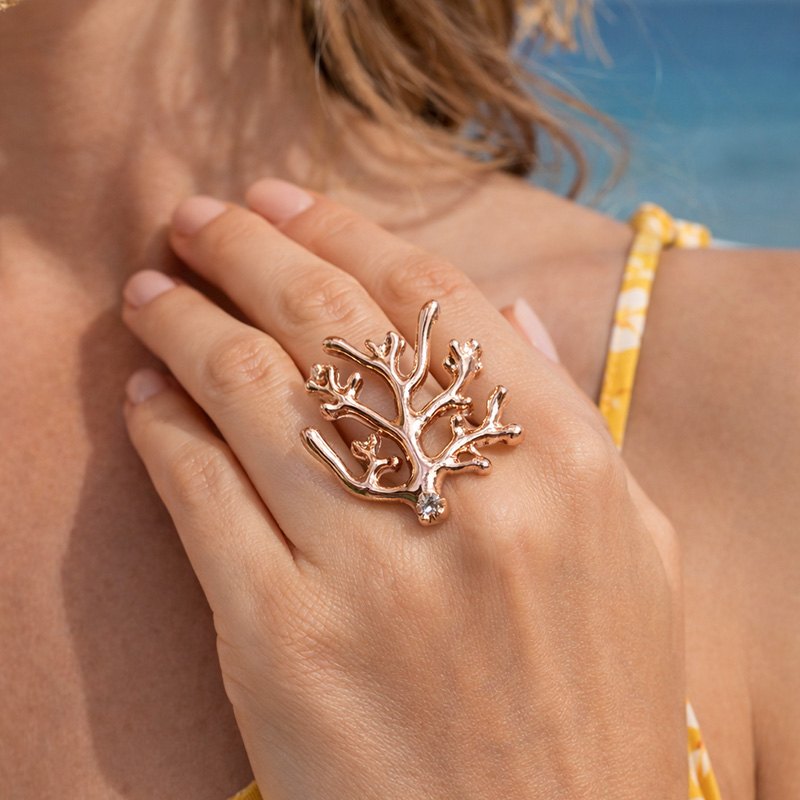 Ekaterini OCEANIA ring in coral and pink gold on a hand