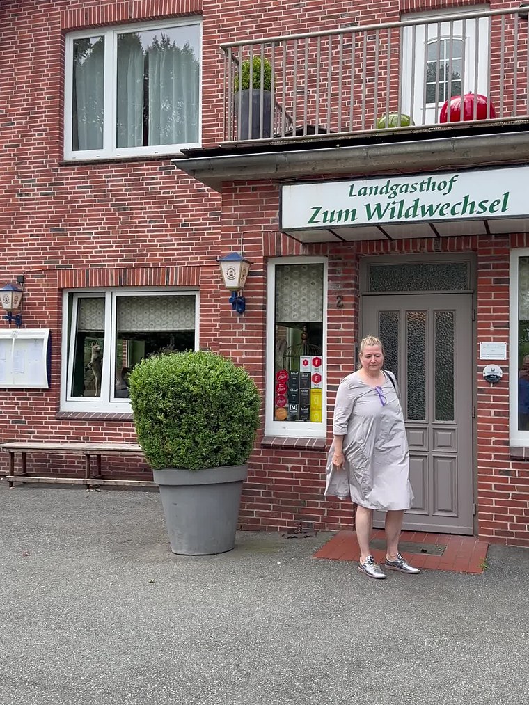 Corinna Gronau in front of the country inn Zum Wildwechsel in Kaaks