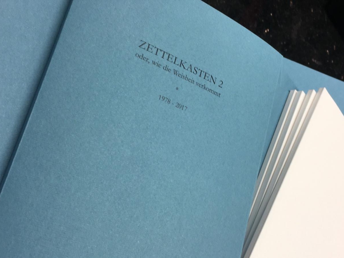 Hellblaues Buch Zettelkasten 2 aus der TRIXI GRONAU Buchbinderei