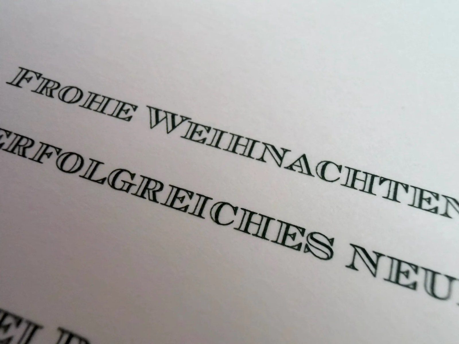 Nahaufnahme einer Weihnachtskarte mit sehr feiner gedruckter Schrift