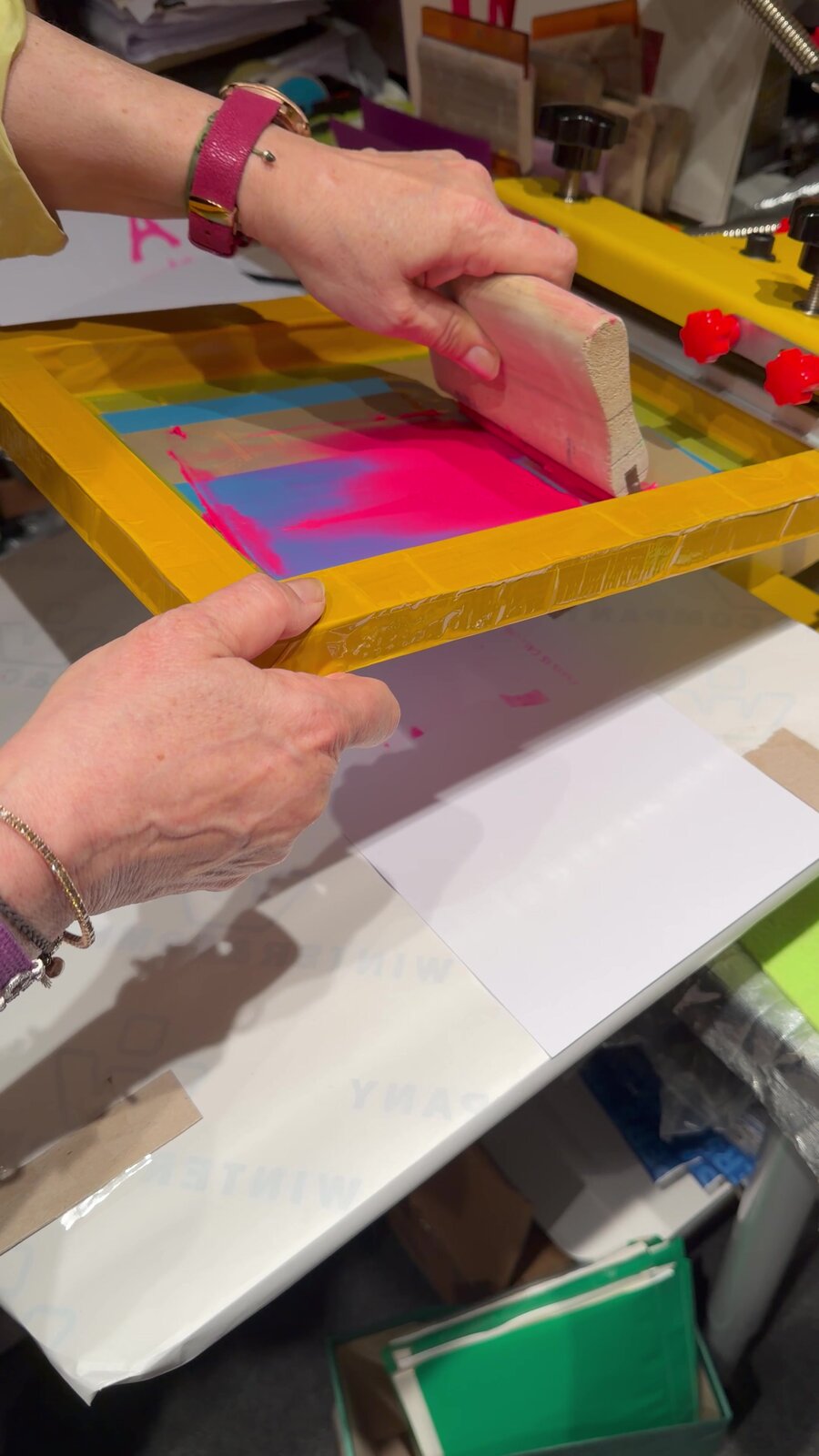 Hand screen printing with squeegee and screen at the Trixi Gronau print studio in Hamburg