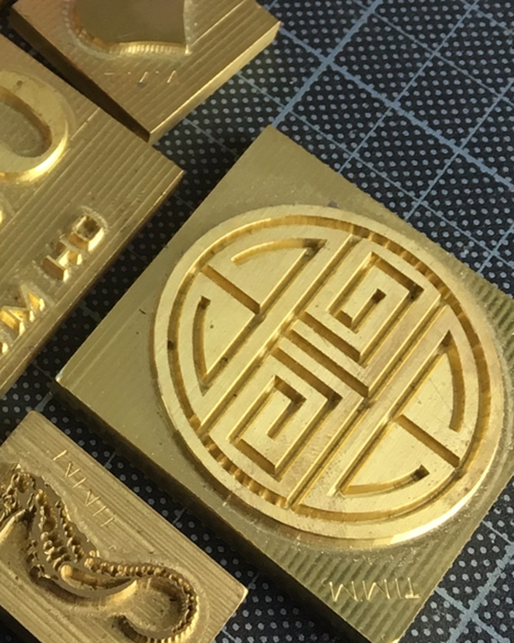 Messingstempel mit Motiven für die Prägung