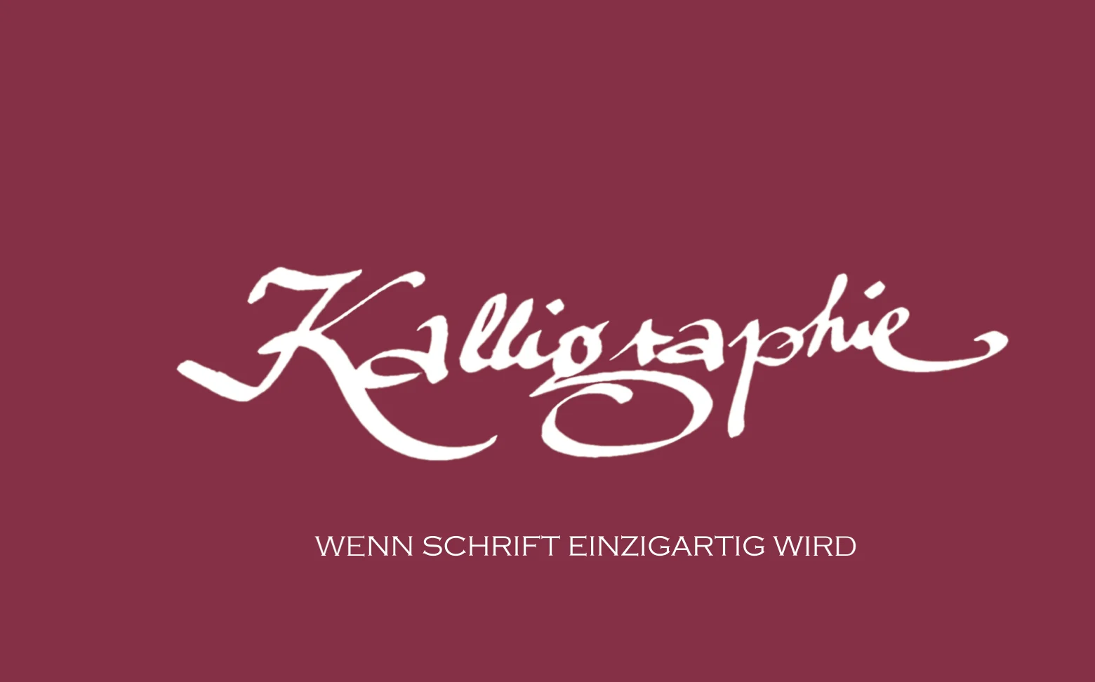 Gedruckte Karte in Magenta mit digitalisierter kalligraphischer Schrift, Titel Kalligraphie, darunter die Zeile Wenn Schrift einzigartig wird