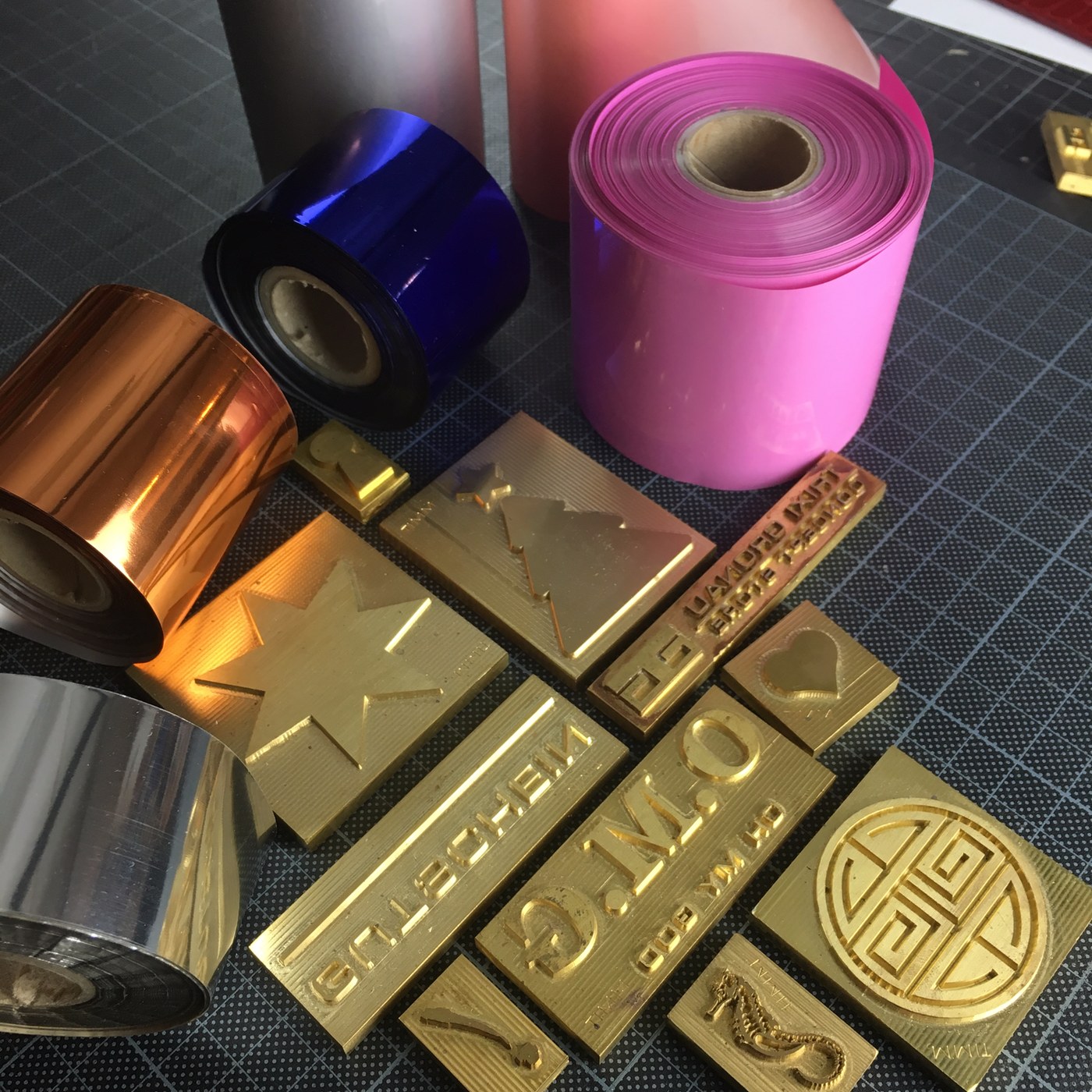 Prägeklischees und Folien für die Heißfolienprägung im Atelier